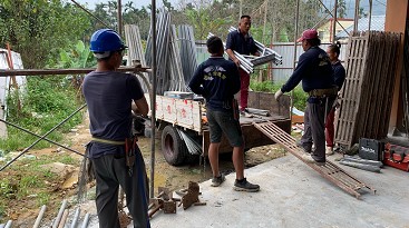 七賢鷹架公司團隊與高雄施工架工程現場